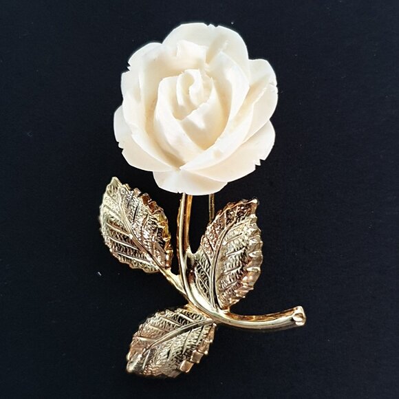 Exquisite Vintage Hand-Carved Bone White Gold Tone Rose Brooch - Picture 1 of 11